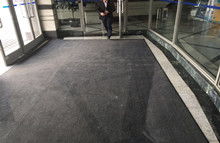 沈陽東軟鋪設(shè)的神奇吸水地墊