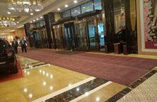 沈陽(yáng)皇朝萬(wàn)鑫酒店門廳鋪設(shè)的神奇吸水地墊